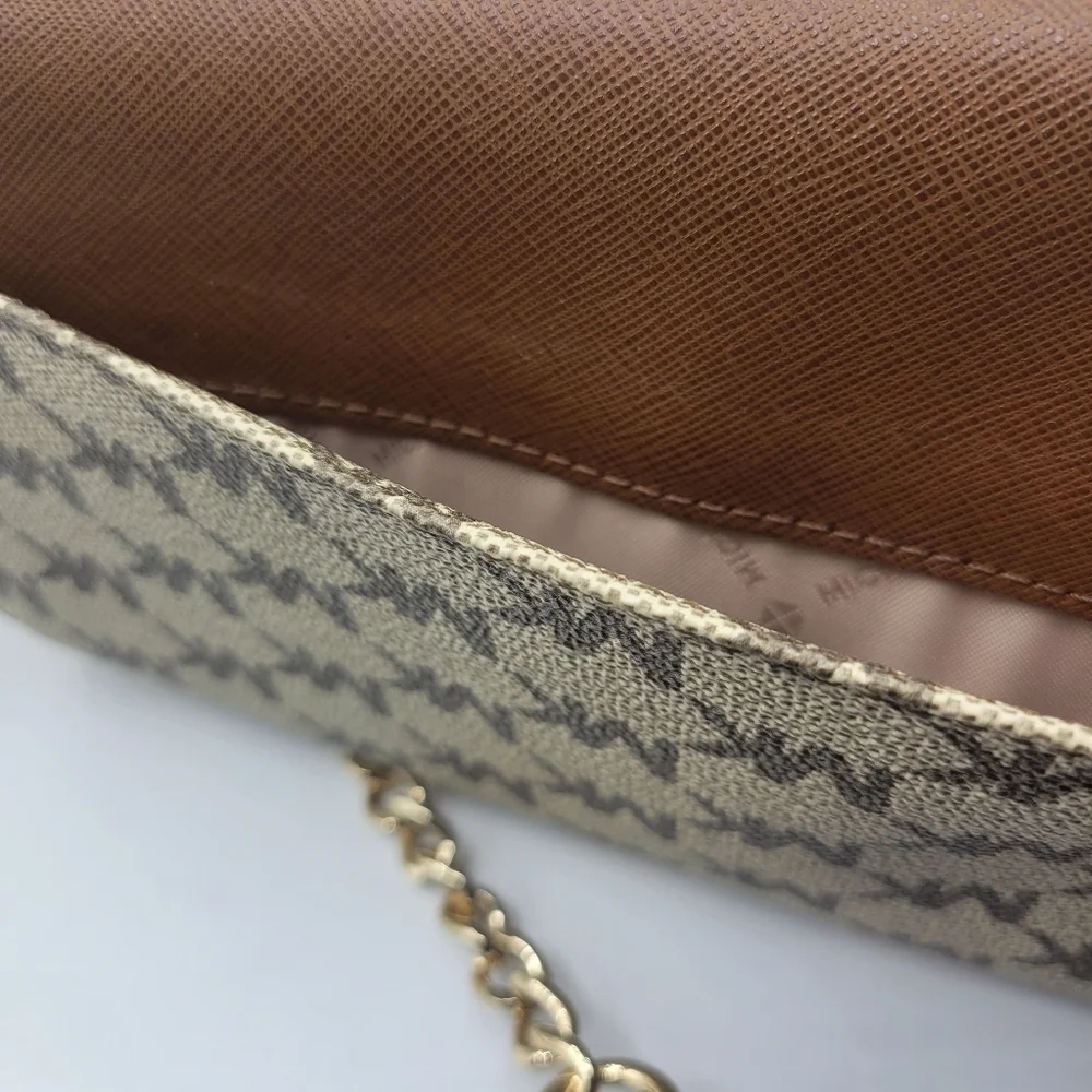 Michael Kors MK Signature Convertible Wallet • Crossbody